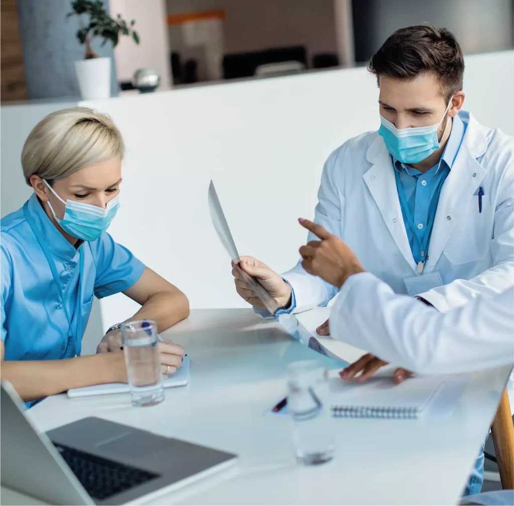 2 professionnels de santé portant un masque travaille ensemble