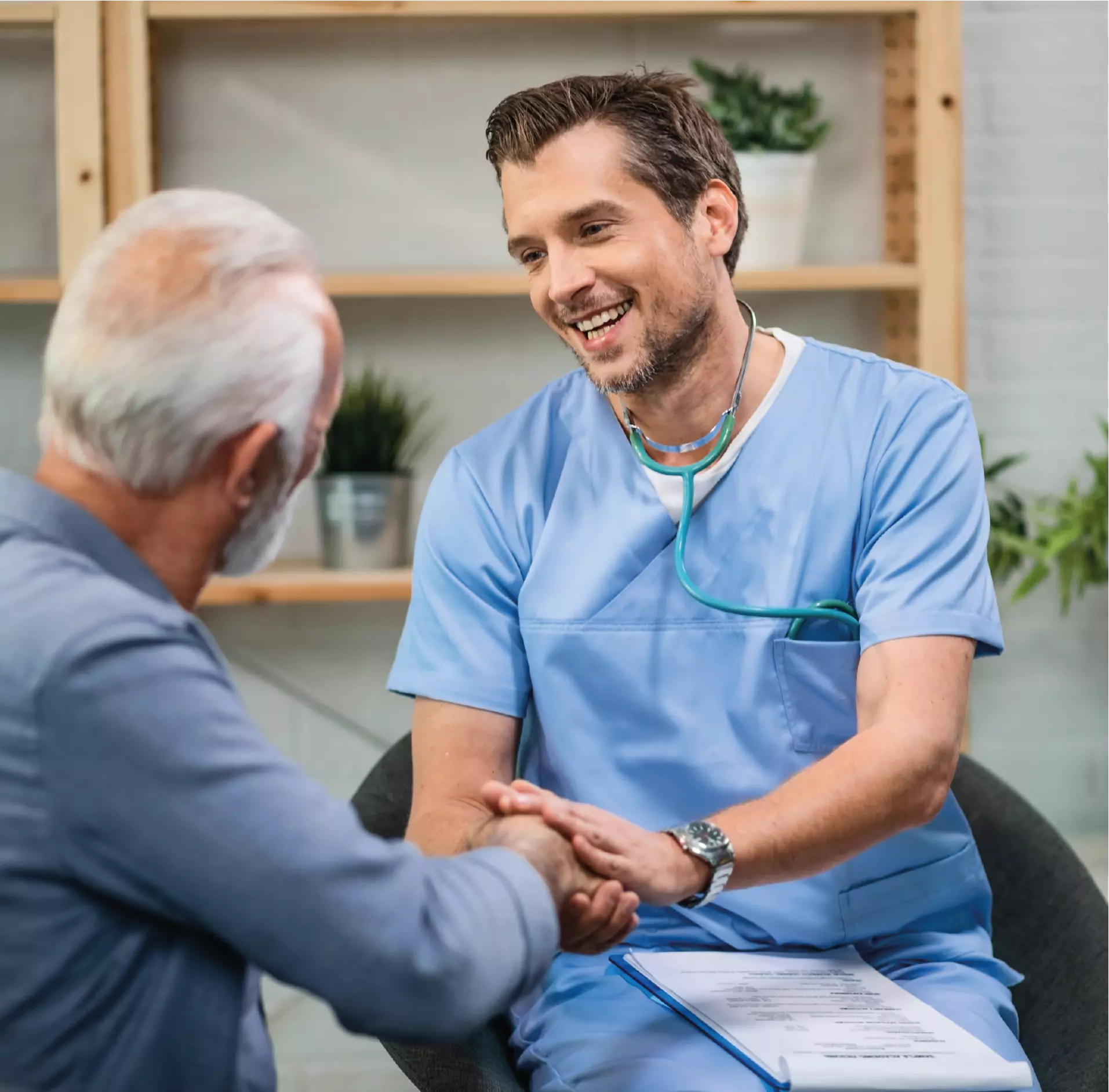 Un professionnel de santé échange avec son patient
