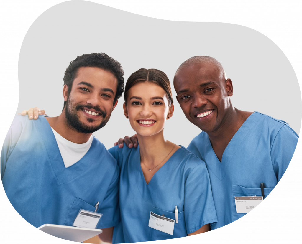 trois infirmiers qui sourient